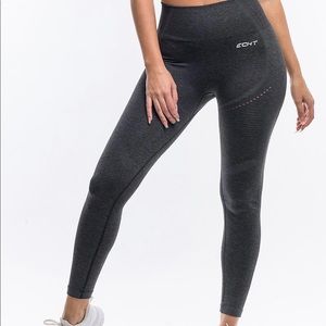SOLD Echt Arise legging